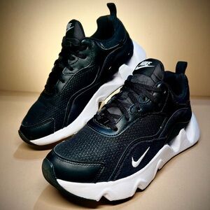 Nike RYZ 365 II Sneakers Women 8.5 Black White Casual Lifestyle Shoes